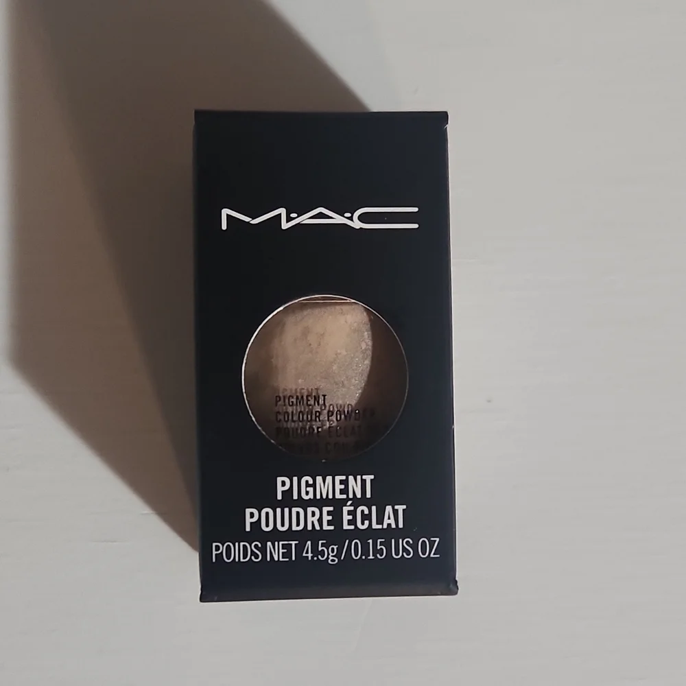 MAC Naked Pigment
